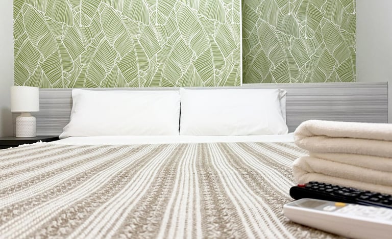 Habitación doble con baño privado, cómoda y moderna en Berceo Rooms, Logroño