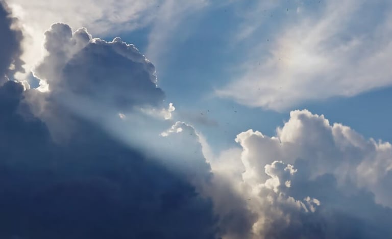 Himmel mit Gewitterwolken und Sonnenstrahl