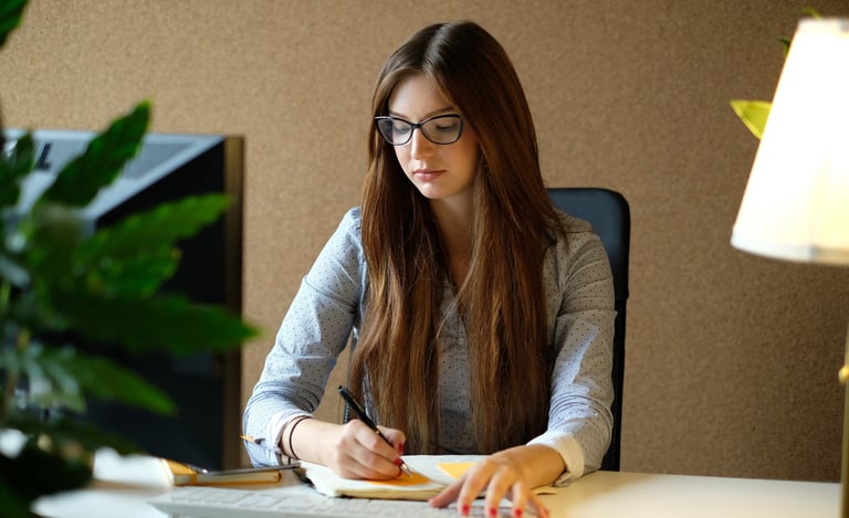 Estudiante universitaria realiza apuntes en su libreta