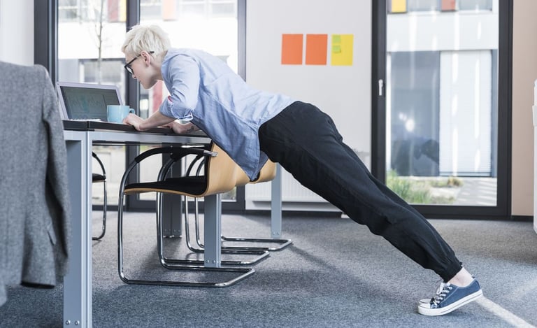 femme renforcement musculaire bureau travail