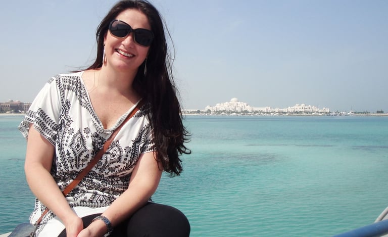 foto da autora com vista para sheik zayed mesquita em abu dhabi