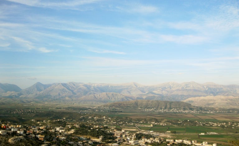 Vista panorâmica de Sarandë, Albânia, a partir das montanhas próximas.