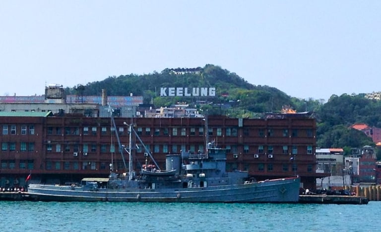 Vista do porto de Keelung chegando de navio.