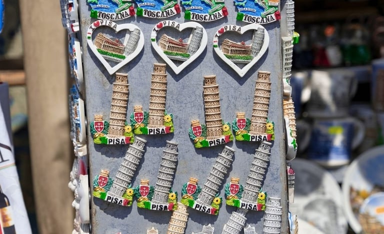 Lojas e barracas com souvenirs de Pisa e Toscana à venda.