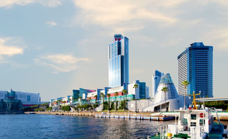 Vista da baía de Osaka, contraste entre águas calmas e arranha-céus na orla