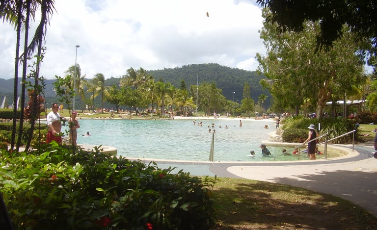 Esplanada com a Lagoa de Airlie Beach Australia