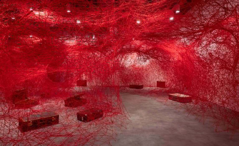 Trabalho da artista japonesa Chiharu Shiota, "ENTRE MUNDOS, (2024) photos Kayhan Kaygusuz