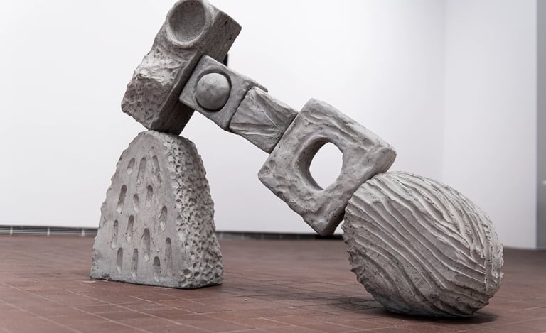 A artista Erika Verzutti, por exemplo, utiliza elementos naturais e esculturas orgânicas