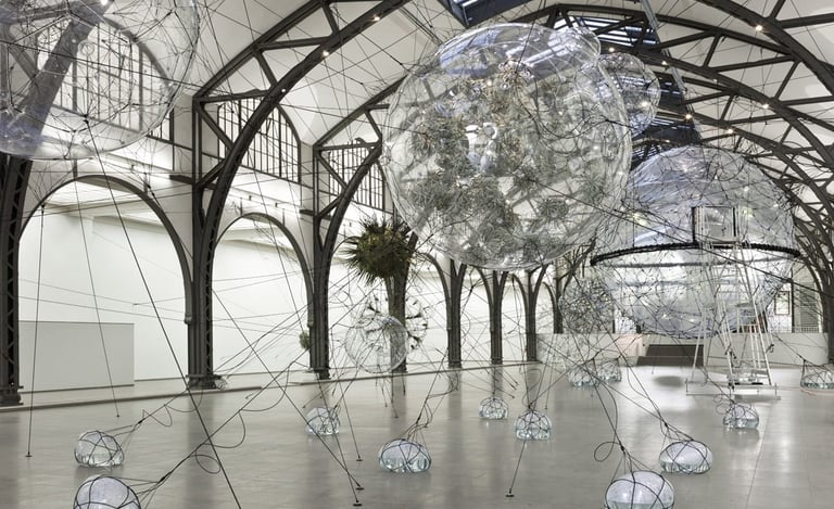 Saraceno cria instalações aéreas que combinam ciência e arte para explorar novas possibilidades 