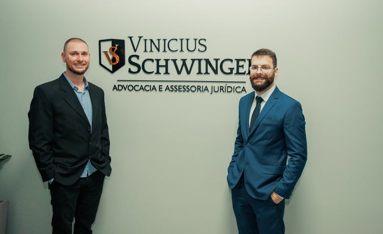 Dois homens em pé um ao lado do outro em um escritório jurídico.