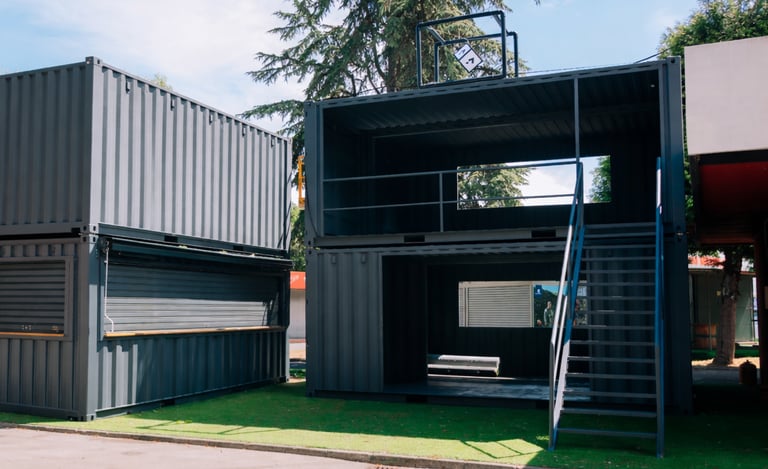 Estructura de módulos contenedores apilados para espacio comercial o eventos