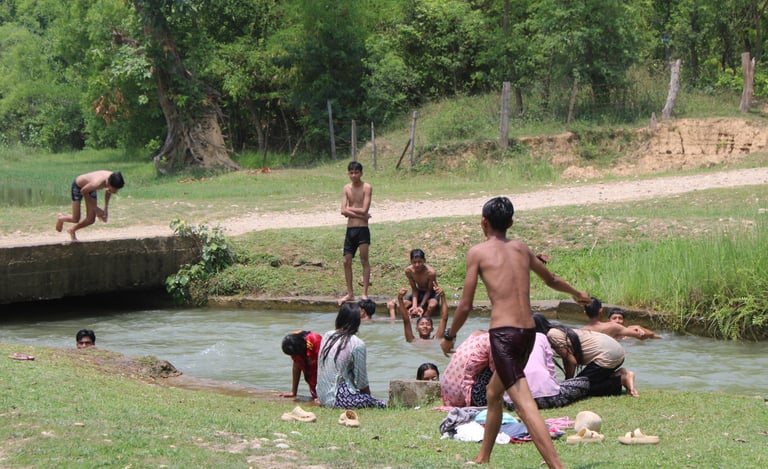 enfants se rafraichissant dans la rivière à Thakudwara