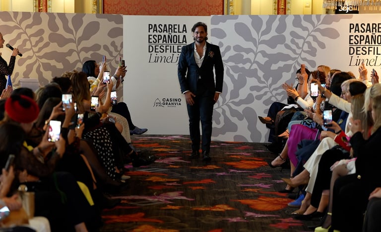 Entre la fragilidad y la fuerza: el latido creativo de Manuel de la Vega en Pasarela Española