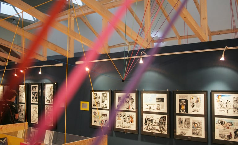 Die Spannung der Seile hält alle Ausstellungselemente von einer sichtbaren „Gravitationskraft".