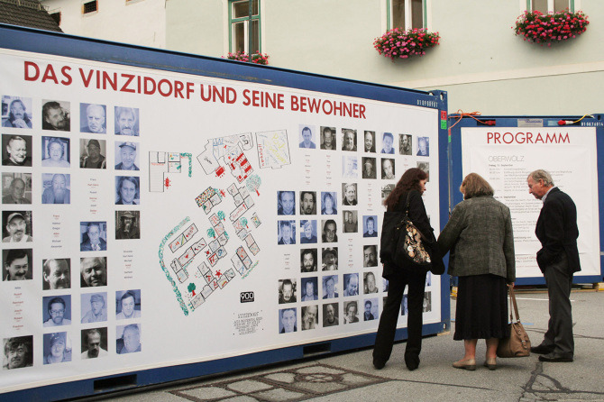 Besucher erkunden die Außenanlage der mobilen Ausstellung "Aus weg los!".