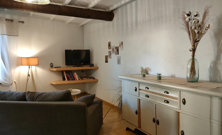 Das gemütliche Wohnzimmer des Ferienhauses La Maison d'Yvette in Le Barroux