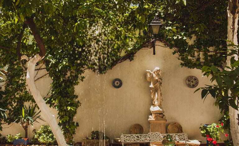 Patio cordobés con fuente en Andalucía
