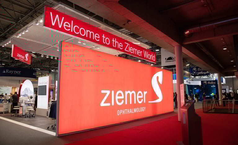 Messestand von Ziemer mit grosser, rot beleuchtetem Logowand auf einer Fachmesse.