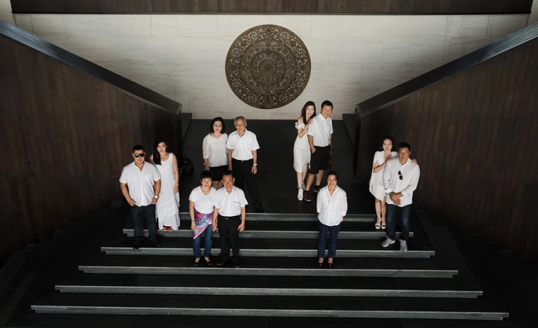 multigeneration-grand-staircase Multi-generation family portrait beneath the iconic architecture at The Apurva Kempinski