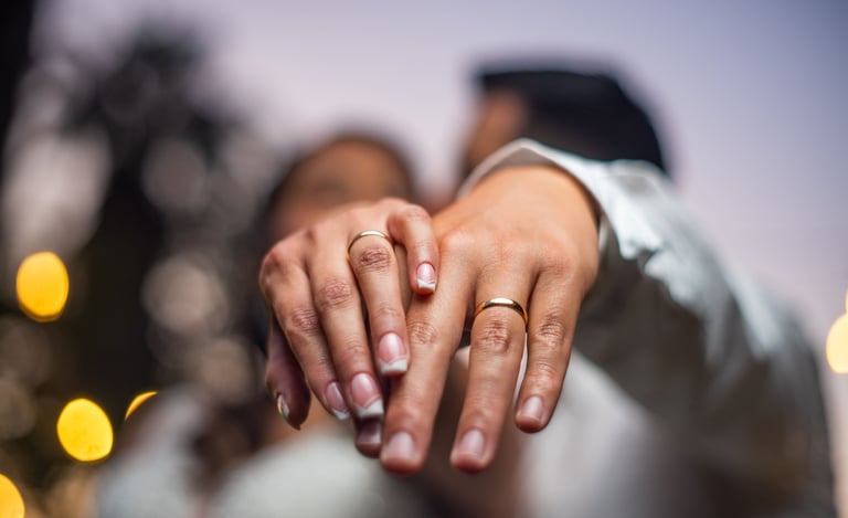 Foto plano detalle anillos de recién casados