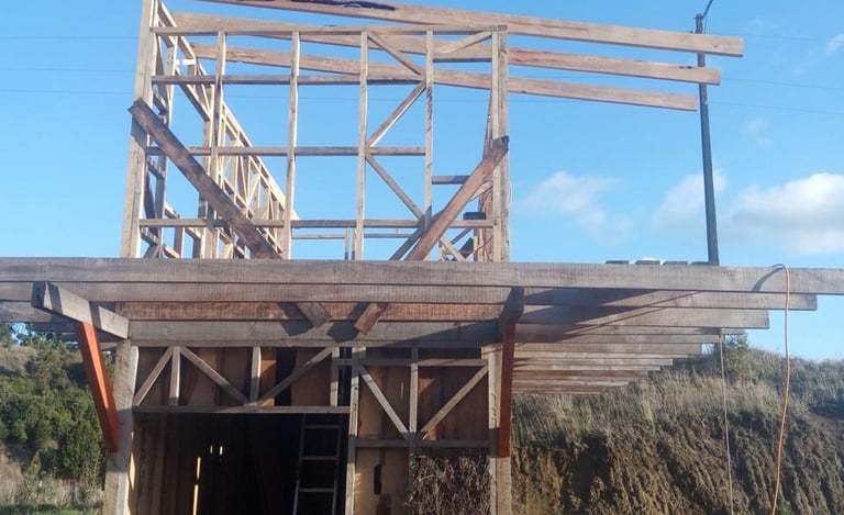 Construcción sustentable con adobe en el centro experimental de EcoRumbo en Chiloé