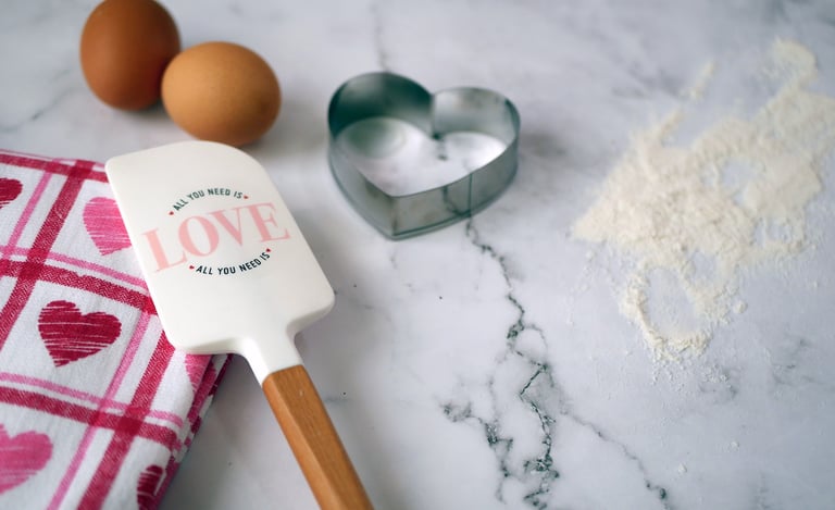 Spatel, Eier, Teigausstecher auf einem Küchentisch