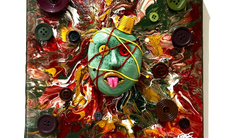 Ilona Paris tableau sculpture sur toile d'un visage cousu avec des yeux boutons