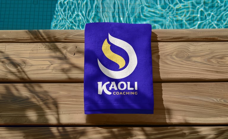 Une serviette bleue de marque de coach sportif posée sur une terrasse à côté d'une piscine.