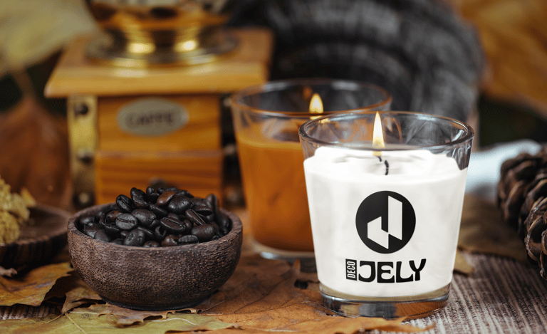 Une bougie blanche parfumée avec un logo comme identité visuelle de marque