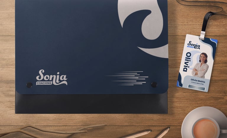 Dossier porte-documents avec un logo et badge d'identité de coach sur un bureau.