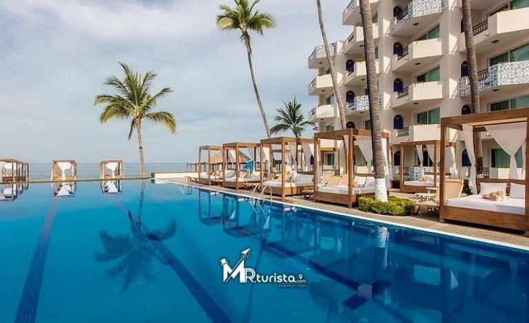 piscina hotel crown paradise golden - viajes a puerto vallarta saliendo desde morelia