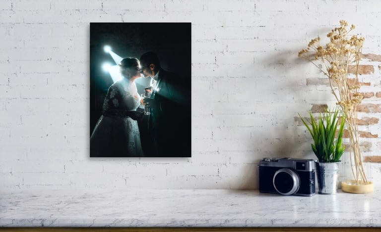 Tirage numérique photo d'un couple s'embrassant lors de leur soirée de mariage