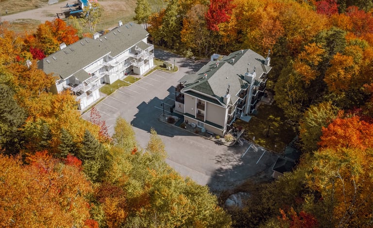 station de ski d'hiver à l'automne vue de drone