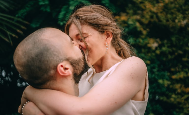 Un couple s'embrassant le jour de leur séance couple engagement