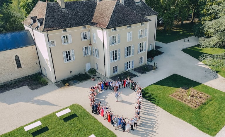 les invités d'un mariage en forme de coeur avec les mariés au centre 