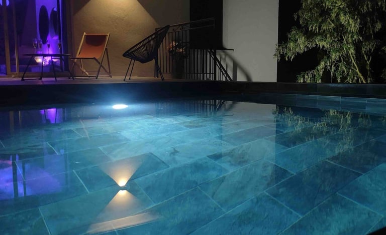 la piscine du love gite avec sa love room dans le Morbihan (56) proche de Vannes