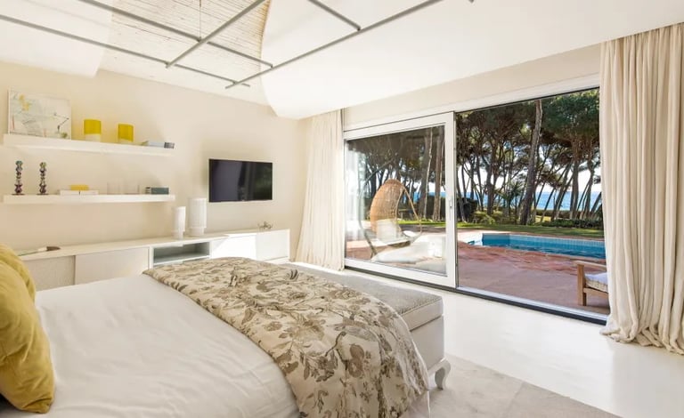 Villa El Rincon bedroom with pool access and sea views