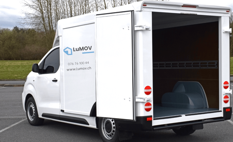 LUMOV Umzugs- und Reinigungsservice – moderner Transporter im Einsatz für Luzern, Zürich, Zug, Obwal