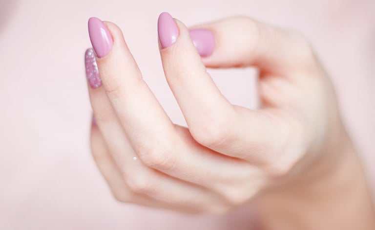 How to fix a broken nail with a tea bag?