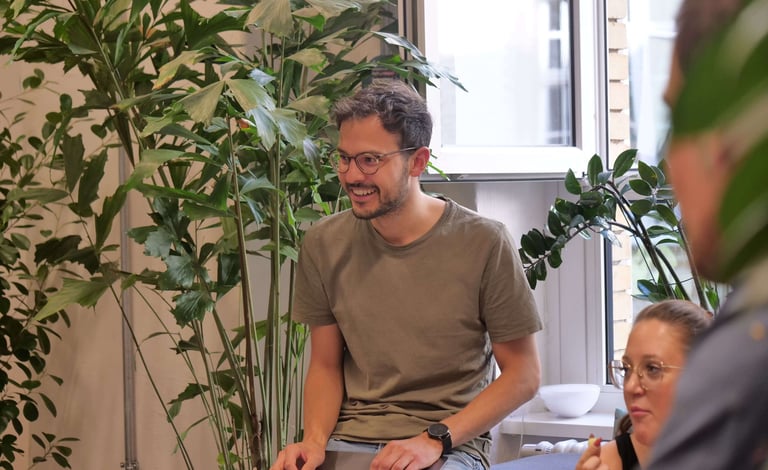 Experte für Klimapsychologie Fabian Hirt beim Planen einer Intervention