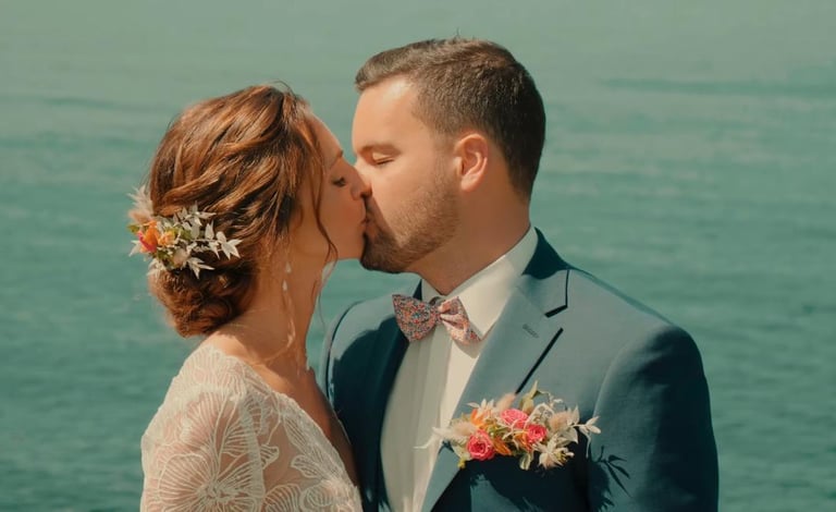 couple de mariés qui s'embrassent face à la mer à saint-malo