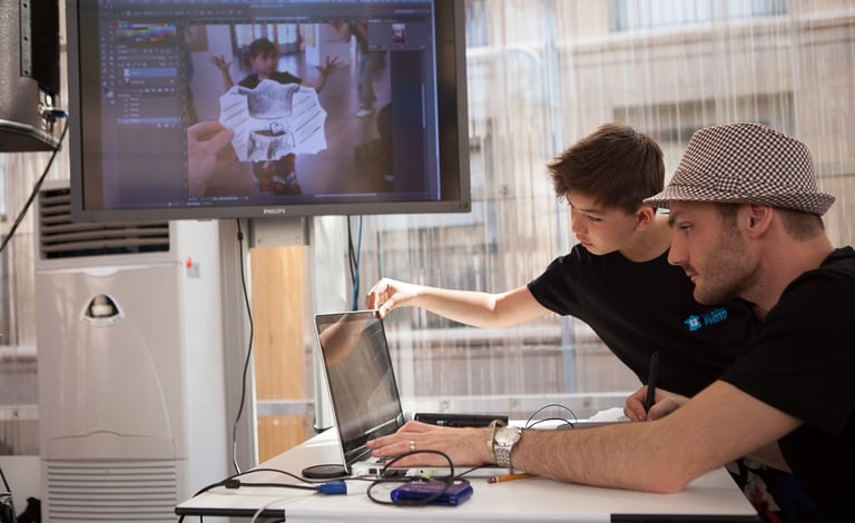 Pencil vs Camera : Ben Heine drawing and Arthur