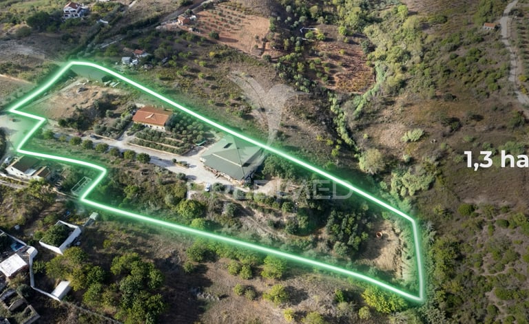 Terreno com três edifícios em Alenquer.