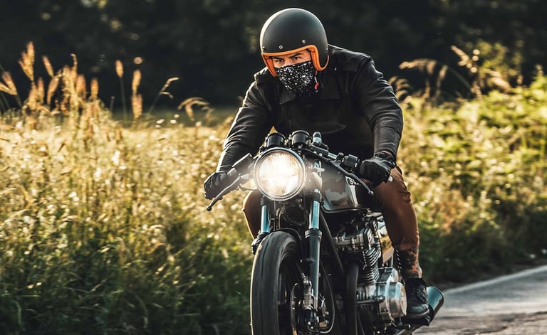 Motocyklista na motocyklu typu cafe racer