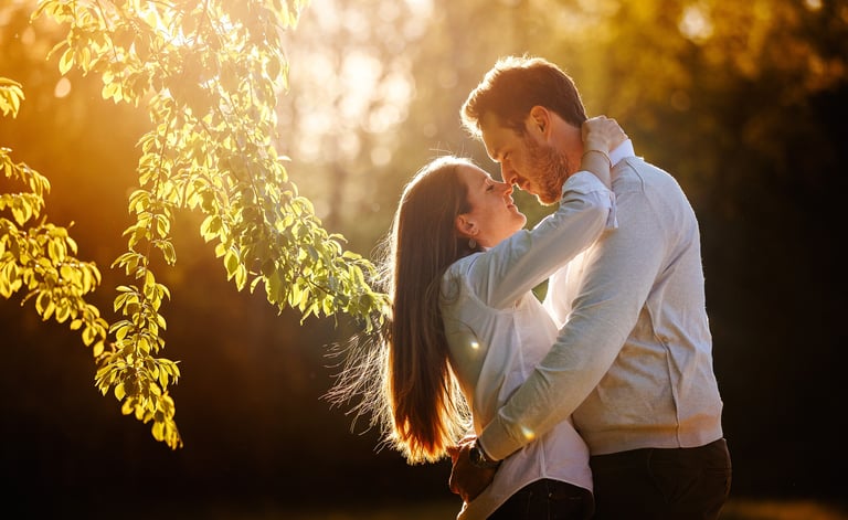 Una coppia si abbraccia in un parco sul Ticino al tramonto durante una sessione fotografica prewedding