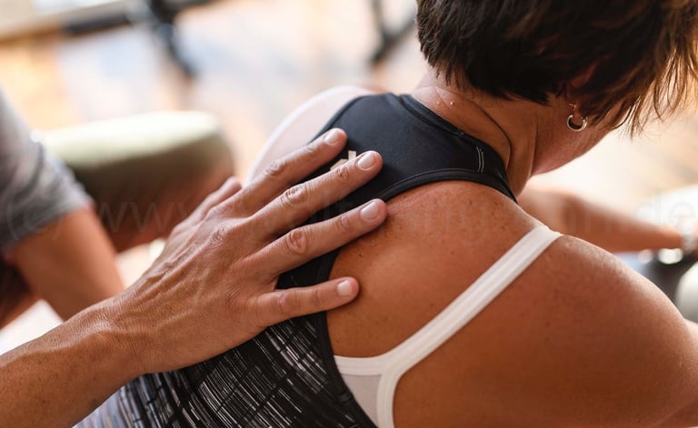 Therapeutenhand auf Patientenrücken