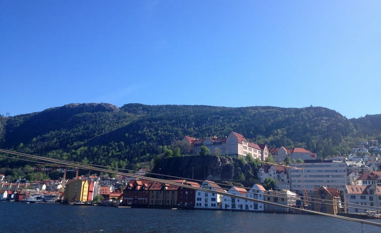 Vista do navio ancorado no porto de Bergen, Noruega.