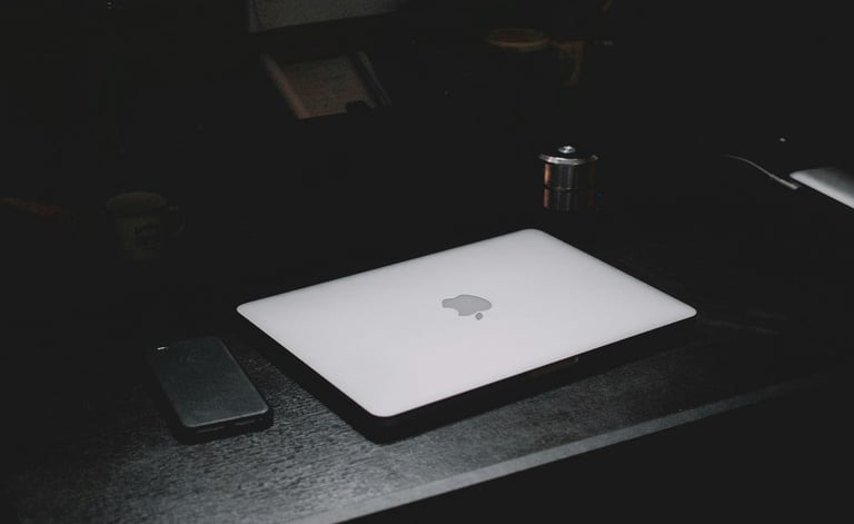 Apple Macbook table