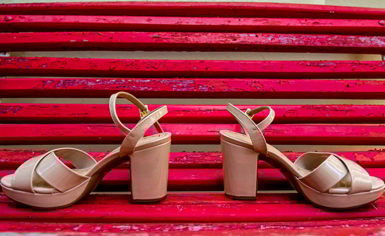 zapatos de la novia sobre un banco rojo fotografos de casamientos