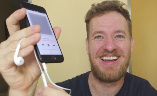Hombre utilizando una audioguia creada por audioguia.es